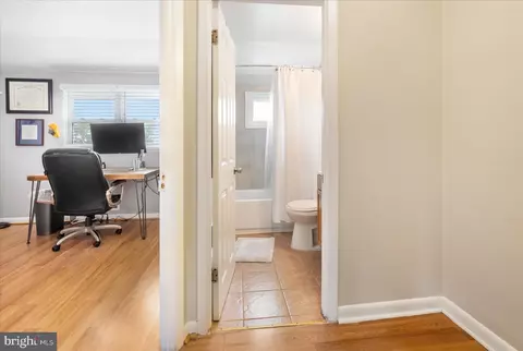 Entry Way - 625 Queensgate Rd, Baltimore, MD 21229 photo 1 of 2