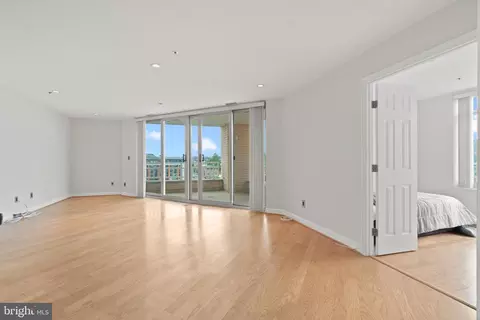 Living - 100 Harborview Dr #913, Baltimore, MD 21230 photo 2 of 4