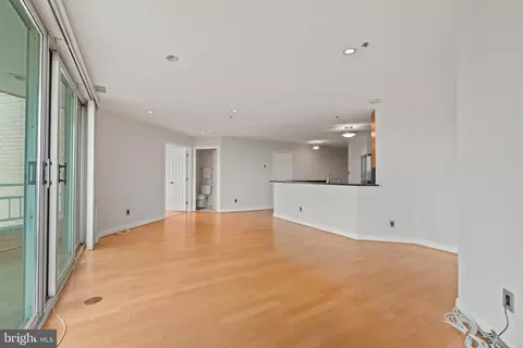 Living - 100 Harborview Dr #913, Baltimore, MD 21230 photo 3 of 4