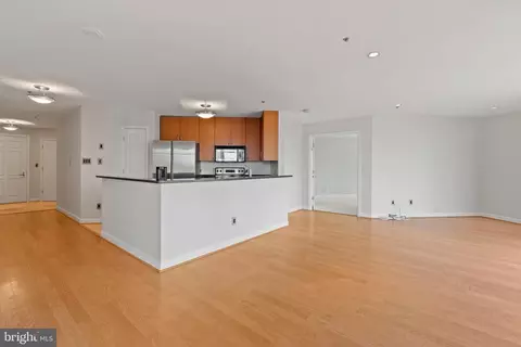 Living - 100 Harborview Dr #913, Baltimore, MD 21230 photo 4 of 4