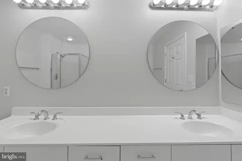 Bath - 100 Harborview Dr #913, Baltimore, MD 21230 photo 2 of 4