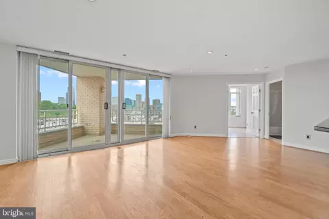 Living - 100 Harborview Dr #913, Baltimore, MD 21230 photo 1 of 4