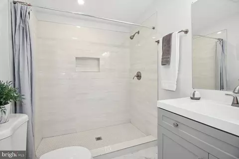 Bath - 3640 Beech Ave, Baltimore, MD 21211 photo 2 of 3