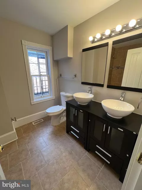 Bath - 255 Robert St, Baltimore, MD 21217 photo 1 of 4