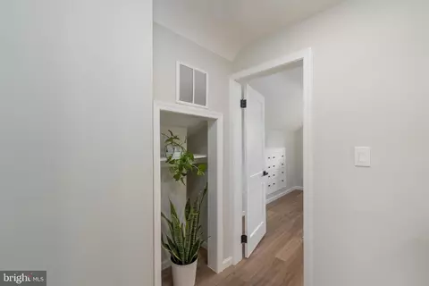 Entry Way - 4901 Gilray Dr, Baltimore, MD 21214 photo 4 of 17