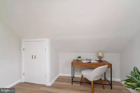 Entry Way - 4901 Gilray Dr, Baltimore, MD 21214 photo 6 of 17