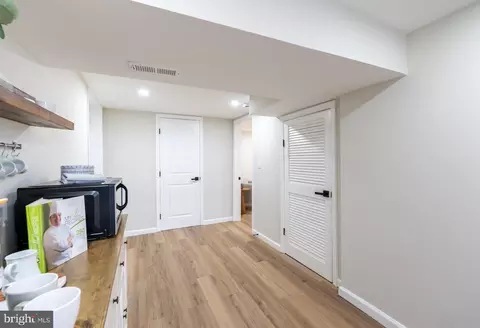 Entry Way - 4901 Gilray Dr, Baltimore, MD 21214 photo 12 of 17