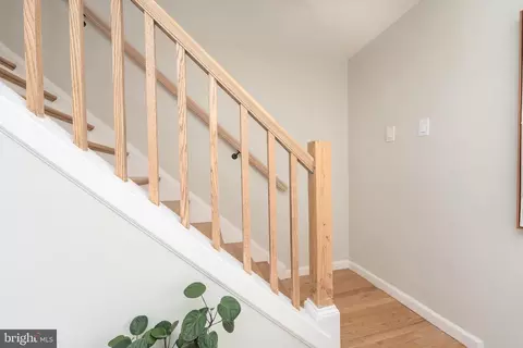 Entry Way - 4901 Gilray Dr, Baltimore, MD 21214 photo 3 of 17