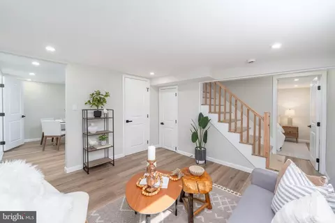 Entry Way - 4901 Gilray Dr, Baltimore, MD 21214 photo 15 of 17
