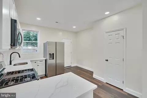 Entry Way - 569 E 38th St, Baltimore, MD 21218 photo 2 of 14