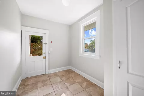 Entry Way - 3103 Weaver Ave, Baltimore, MD 21214 photo 2 of 4