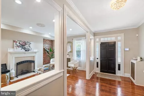 Entry Way - 324 E University Pkwy, Baltimore, MD 21218 photo 2 of 9
