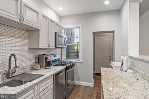 Entry Way - 324 E University Pkwy, Baltimore, MD 21218 photo 4 of 9