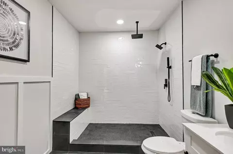 Bath - 3907 Woodlea Ave, Baltimore, MD 21206 photo 3 of 7