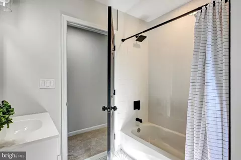 Bath - 3907 Woodlea Ave, Baltimore, MD 21206 photo 6 of 7