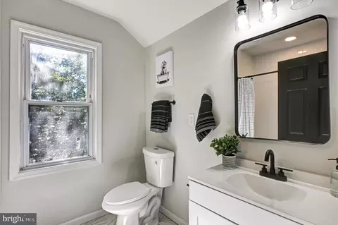 Bath - 3907 Woodlea Ave, Baltimore, MD 21206 photo 5 of 7