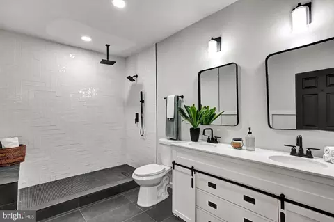 Bath - 3907 Woodlea Ave, Baltimore, MD 21206 photo 2 of 7