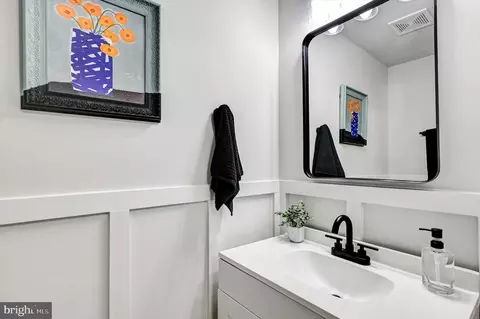 Bath - 3907 Woodlea Ave, Baltimore, MD 21206 photo 1 of 7