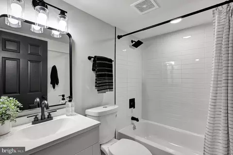 Bath - 3907 Woodlea Ave, Baltimore, MD 21206 photo 7 of 7