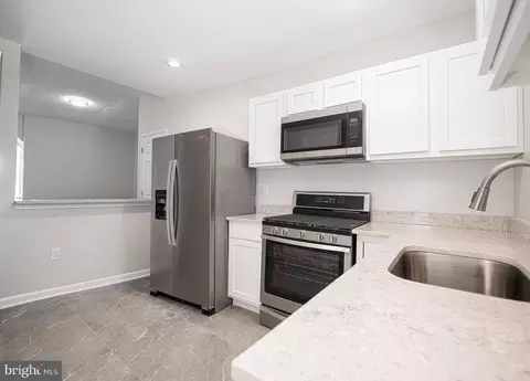 1724 E Lanvale St, Baltimore, MD 21213 photo 4