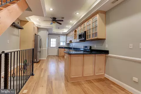 Entry Way - 37 E Fort Ave E, Baltimore, MD 21230 photo 3 of 8