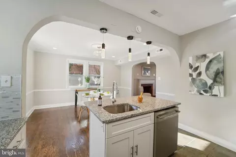 Entry Way - 3602 Echodale Ave, Baltimore, MD 21214 photo 4 of 6
