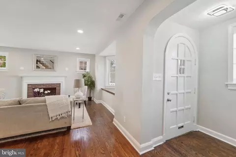 Entry Way - 3602 Echodale Ave, Baltimore, MD 21214 photo 3 of 6