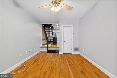 Living - 910 S Curley St, Baltimore, MD 21224 photo 2 of 3