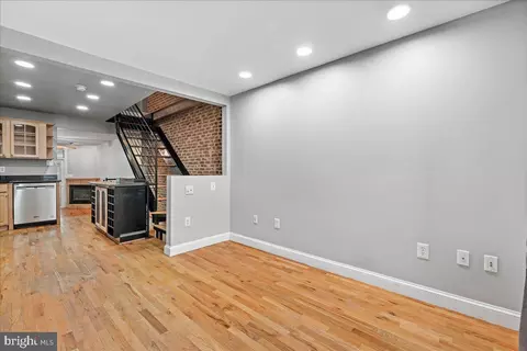 Living - 910 S Curley St, Baltimore, MD 21224 photo 1 of 3