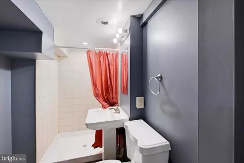 Bath - 533 Chateau Ave, Baltimore, MD 21212 photo 1 of 1