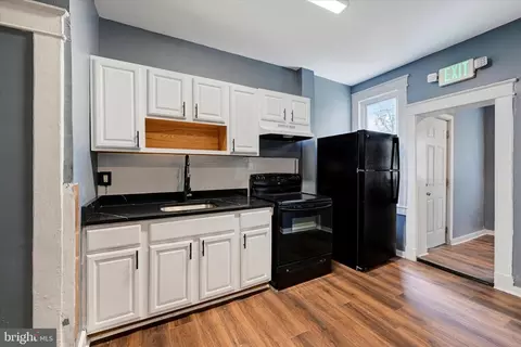Entry Way - 533 Chateau Ave, Baltimore, MD 21212 photo 4 of 6