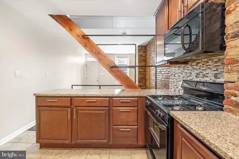 Entry Way - 1002 S Paca St, Baltimore, MD 21230 photo 3 of 6