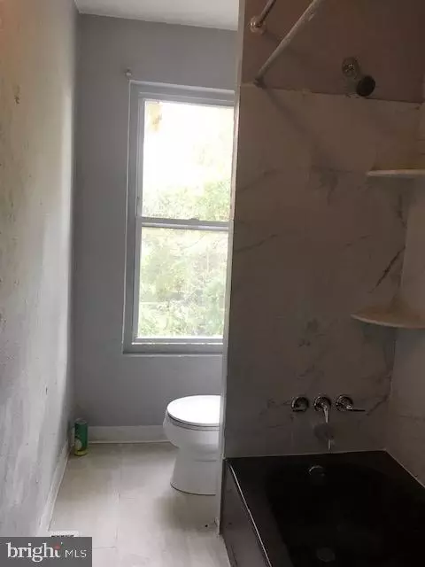 Bath - 267 Mccurley St, Baltimore, MD 21229 photo 2 of 4