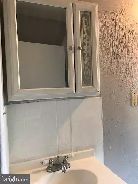 Bath - 267 Mccurley St, Baltimore, MD 21229 photo 4 of 4