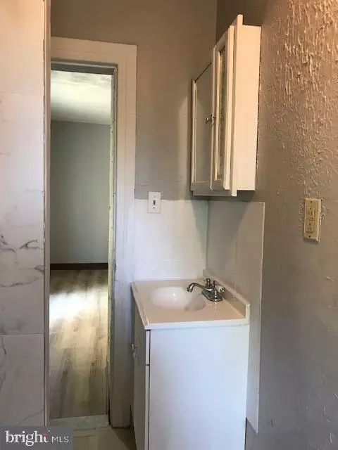 Bath - 267 Mccurley St, Baltimore, MD 21229 photo 3 of 4