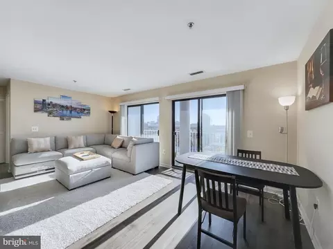 Living - 2702 Lighthouse Pt E #636, Baltimore, MD 21224 photo 2 of 3