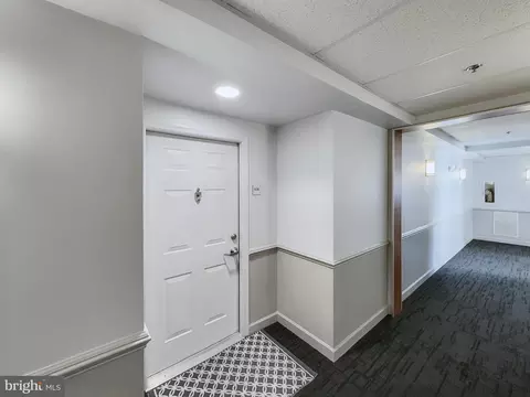 Entry Way - 2702 Lighthouse Pt E #636, Baltimore, MD 21224 photo 1 of 3