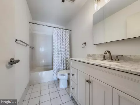 Bath - 2702 Lighthouse Pt E #636, Baltimore, MD 21224 photo 1 of 2