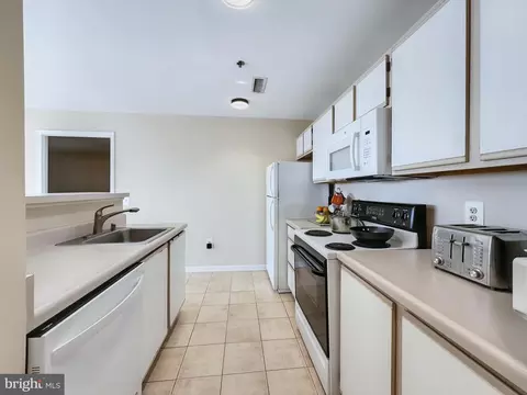 Kitchen - 2702 Lighthouse Pt E #636, Baltimore, MD 21224 photo 2 of 3