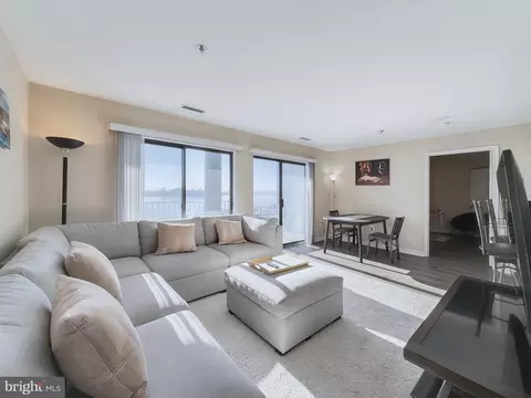 Living - 2702 Lighthouse Pt E #636, Baltimore, MD 21224 photo 1 of 3
