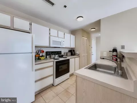 Kitchen - 2702 Lighthouse Pt E #636, Baltimore, MD 21224 photo 3 of 3