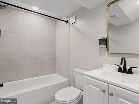 Bath - 614 Cheraton Rd, Baltimore, MD 21225 photo 2 of 4