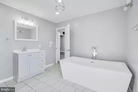 Bath - 516 Warner St, Baltimore, MD 21230 photo 5 of 5