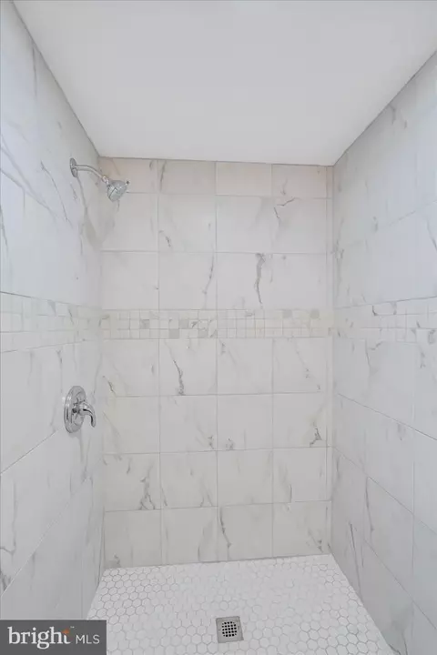 Bath - 516 Warner St, Baltimore, MD 21230 photo 1 of 5