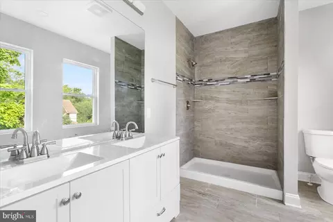 Bath - 6812 Everall Ave, Baltimore, MD 21206 photo 1 of 2