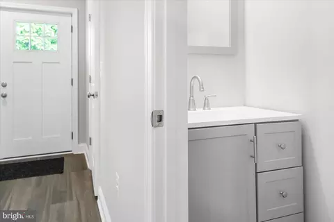 Entry Way - 6812 Everall Ave, Baltimore, MD 21206 photo 7 of 16