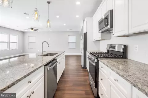 Entry Way - 6812 Everall Ave, Baltimore, MD 21206 photo 4 of 16