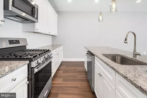Entry Way - 6812 Everall Ave, Baltimore, MD 21206 photo 5 of 16