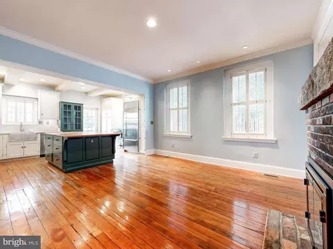 Living - 228 Warren Ave, Baltimore, MD 21230 photo 5 of 10