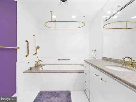 Bath - 10 E Lee St #2408, Baltimore, MD 21202 photo 4 of 5